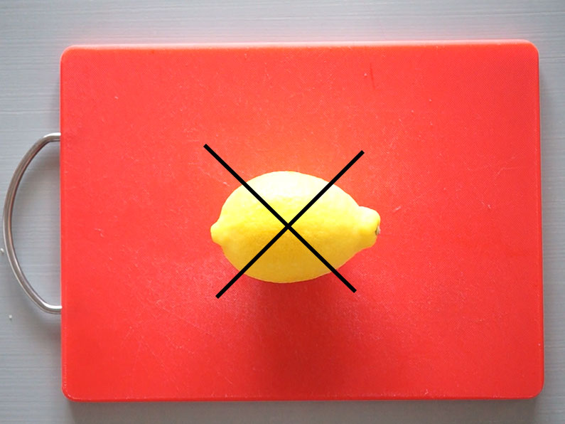 レモンのくし形切りの切り方2通り。おしゃれな斜めに切る方法も。