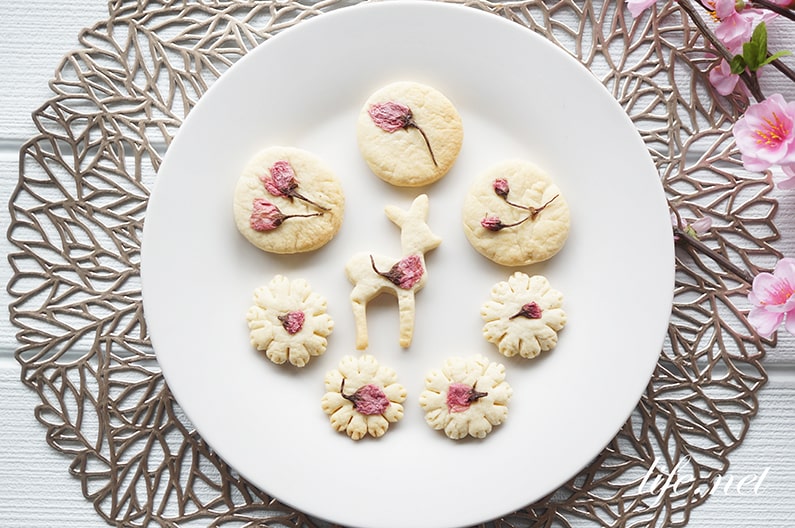 桜クッキーのレシピ。桜の塩漬けを乗せた桜サブレの作り方。