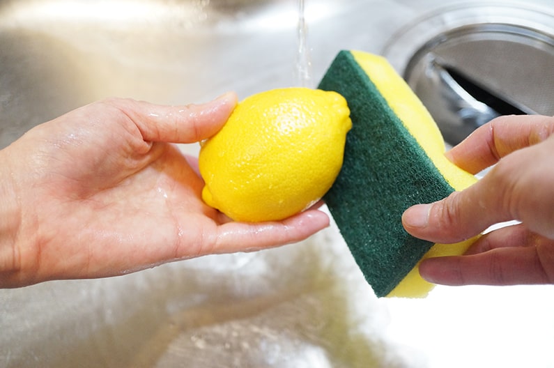 レモンの洗い方。塩や熱湯を使った皮の農薬・防カビ剤の落とし方。