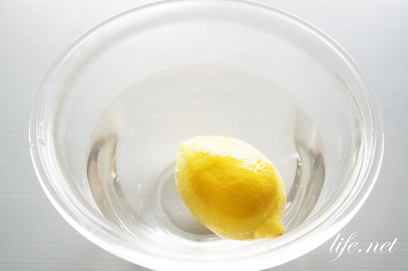 レモンの洗い方。塩と重曹、熱湯を使った皮の農薬の落とし方を紹介。