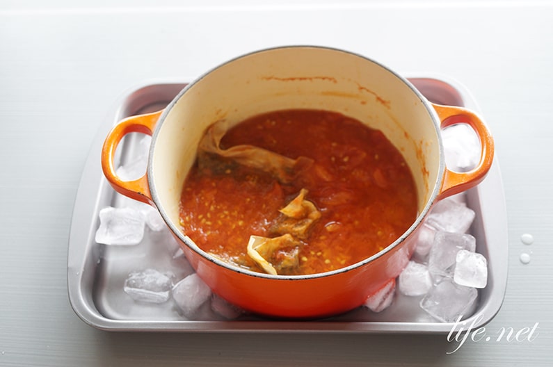 志麻さんのサバ缶トマト冷や汁ごはんのレシピ。だしで煮て作ります。