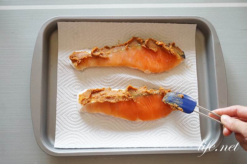 志麻さんのネギと鮭の蒸し焼きのレシピ。ご飯によく合う簡単おかず。